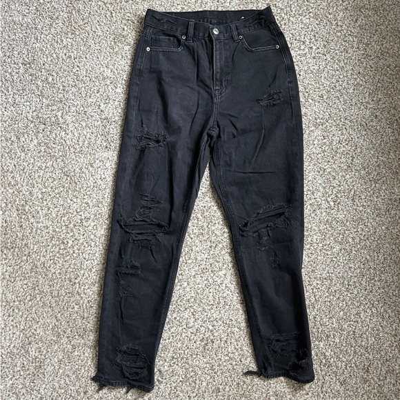 American Eagle Outfitters Black Distressed High Rise Mom Jeans Size 4 Denim - Picture 1 of 6